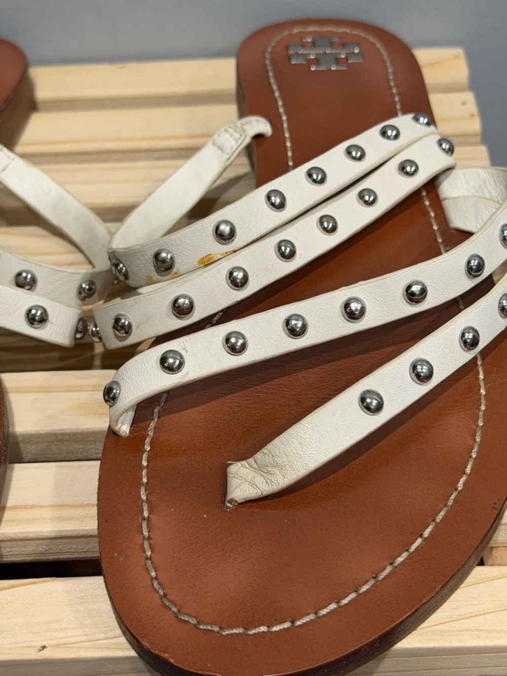 Tory Burch White Studded Leather Thong Sandals Size 8/8.5 - Picture 4 of 13